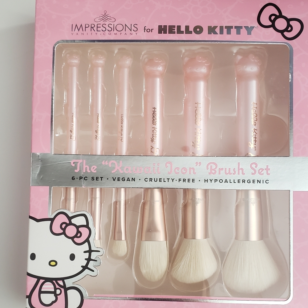 Hello Kitty for Impressions Vanity Company Makeup brush set in Pink